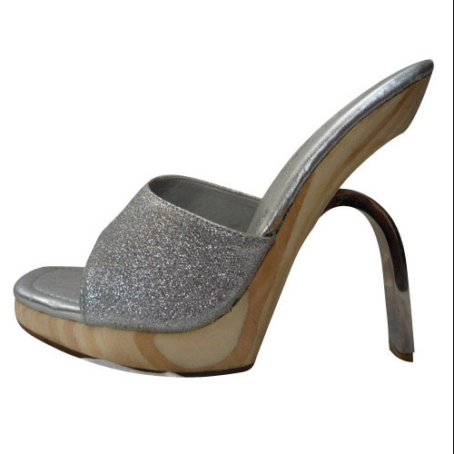MULES PLATA PURPURINA CON TACÓN DE METAL TALLA 6 US MULES PLATA PURPURINA CON TACÓN DE METAL TALLA 6 US